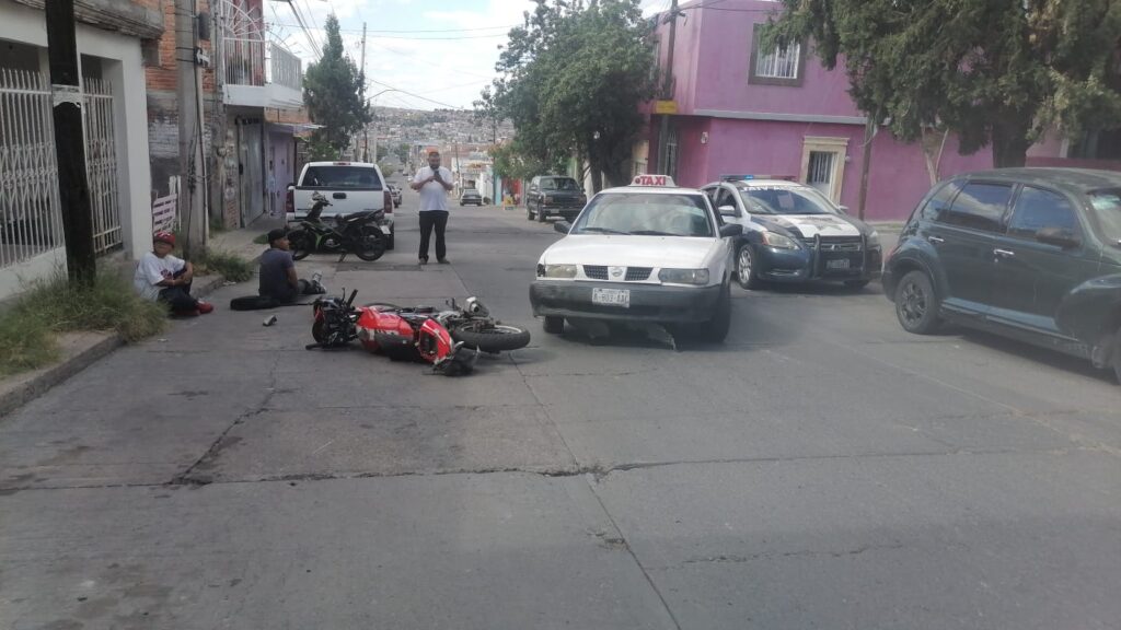 MOTOCICLISTA SE IMPACTA CONTRA UN TAXI