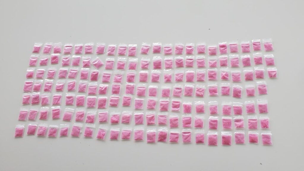 CAEN NARCOS CON 150 ENVOLTORIOS DE CRYSTAL