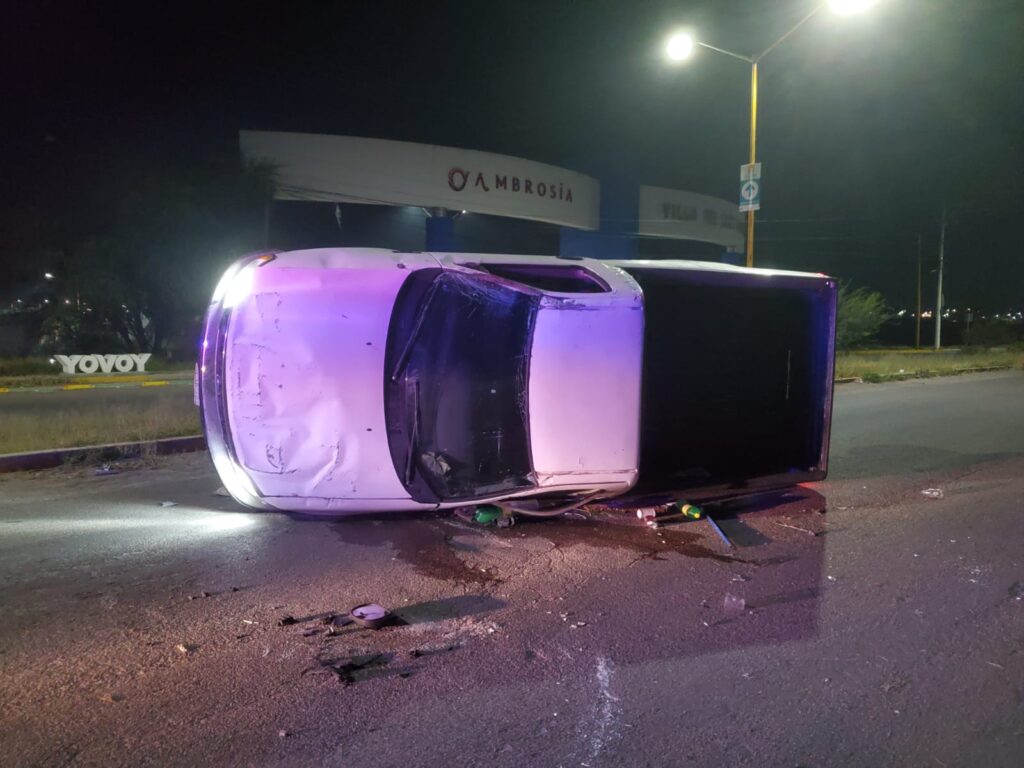 EBRIO SUJETO VUELCA SU CAMIONETA Y RESULTA ILESO