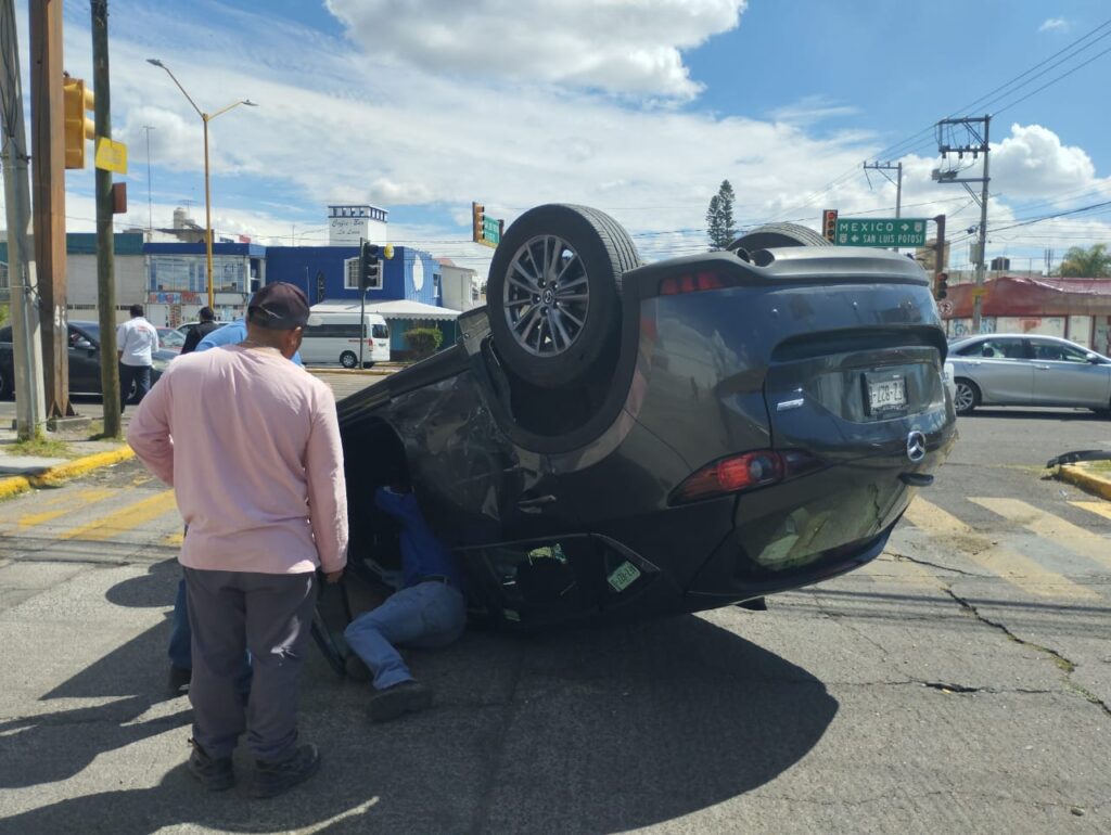 SE VUELCAN TRAS NO OBEDECER LA LUZ DEL SEMAFORO