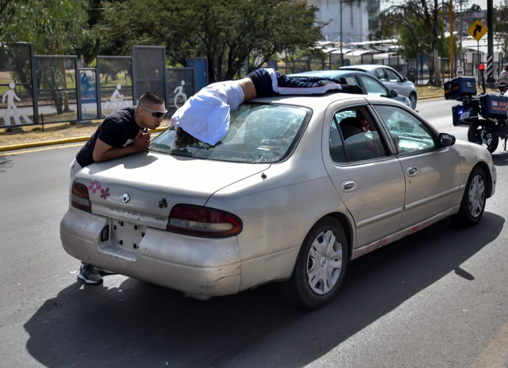 UNA MENOR DE 17 AÑOS FUE EMBESTIDA POR UN AUTO