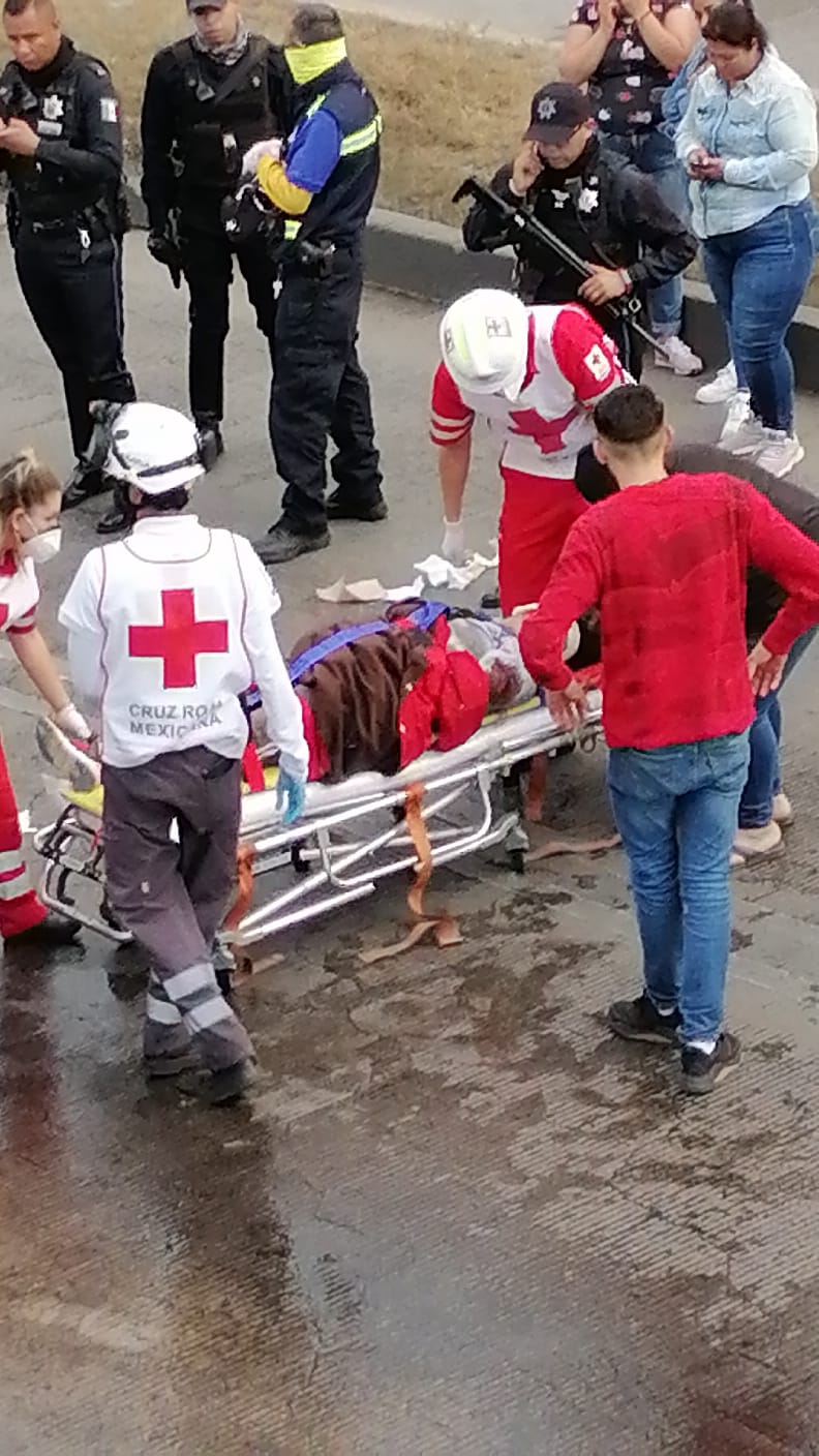 UNA MUJER RESULTA LESIONADA TRAS CAER DE UNA MOTOCICLETA AL IR COMO PASAJERA