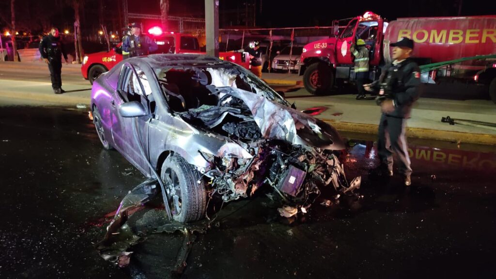 EBRIO CASI SE MATA TRAS BRUTAL ACCIDENTE, SU VEHÍCULO QUEDO ENVUELTO EN LLAMAS