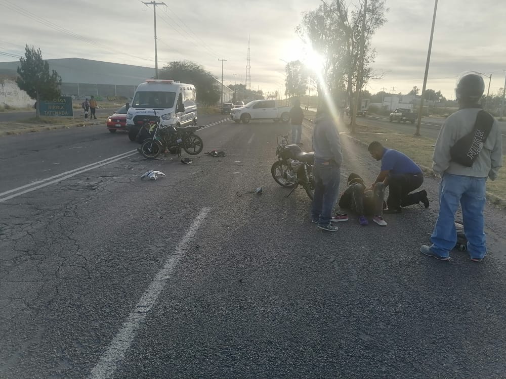 CHOCAN DOS MOTOS ITALIKA Y RESULTAN DOS HOMBRES LESIONADOS