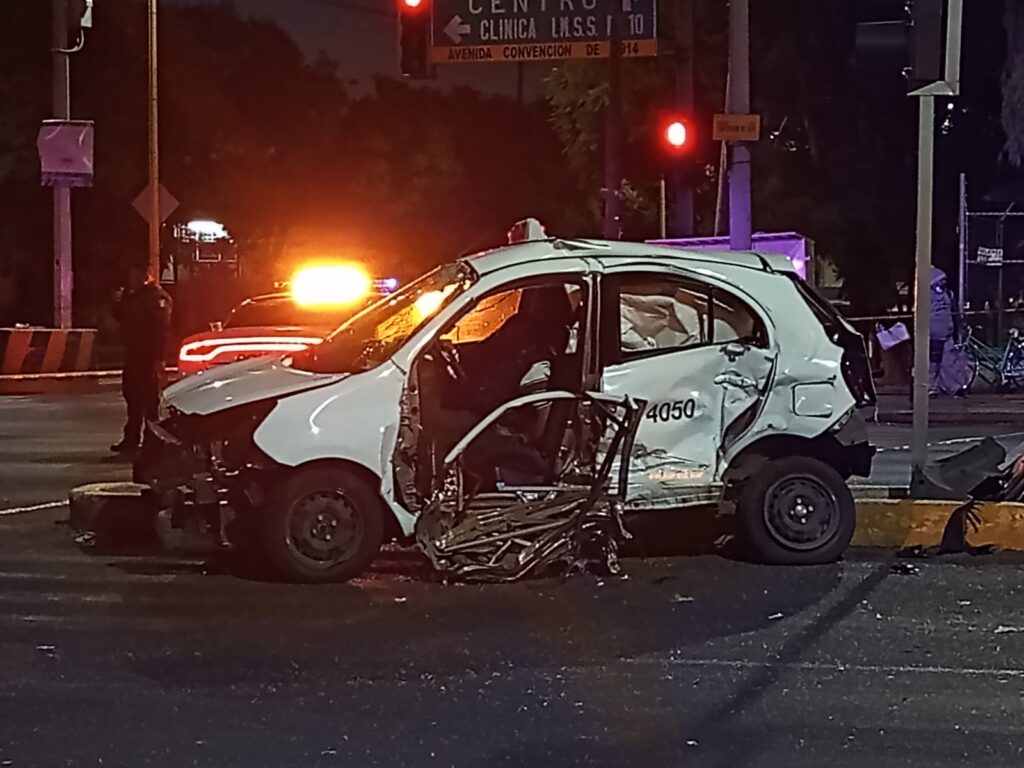 MUEREN PASAJERO Y CONDUCTOR UN DE TAXI TRAS SER EMBESTIDOS POR UNA CAMIONETA