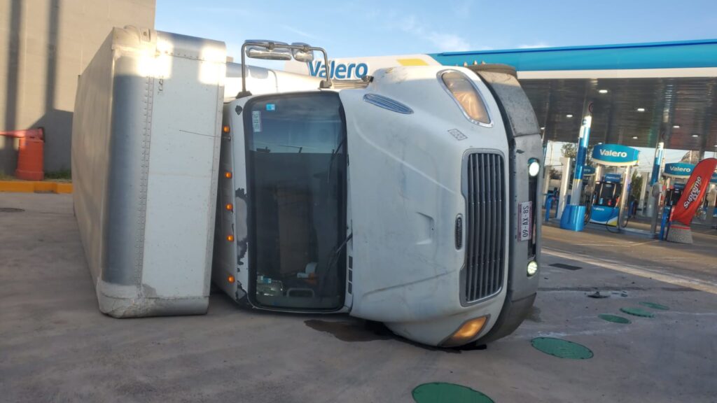 SE VUELCA CAMION EN UNA GASOLINERA