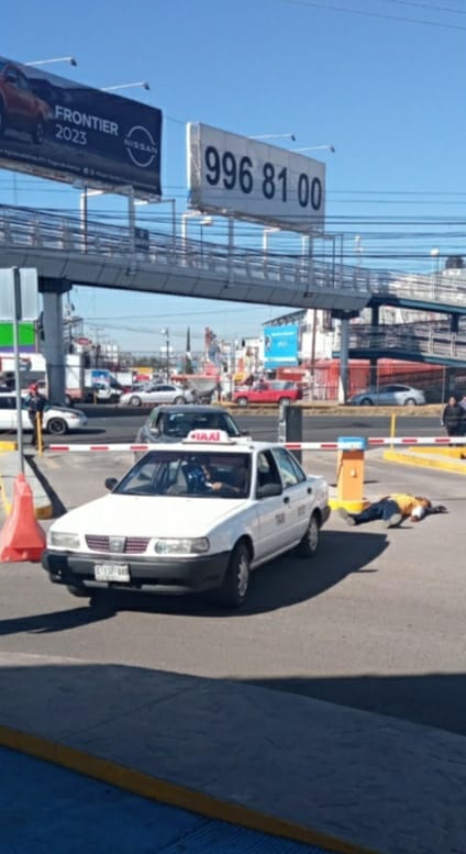 DE UN BATAZO, TAXISTA CASI MATA A UN EMPRLEADO DE SEGURIDAD