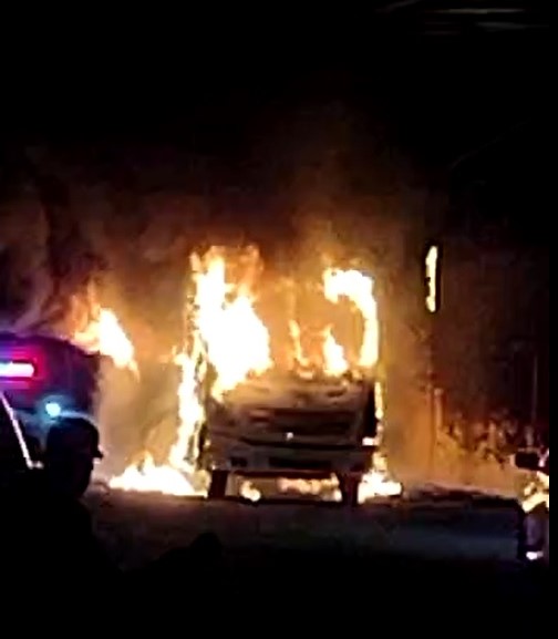 SE INCENDIA CAMION CON PASAJEROS A BORDO