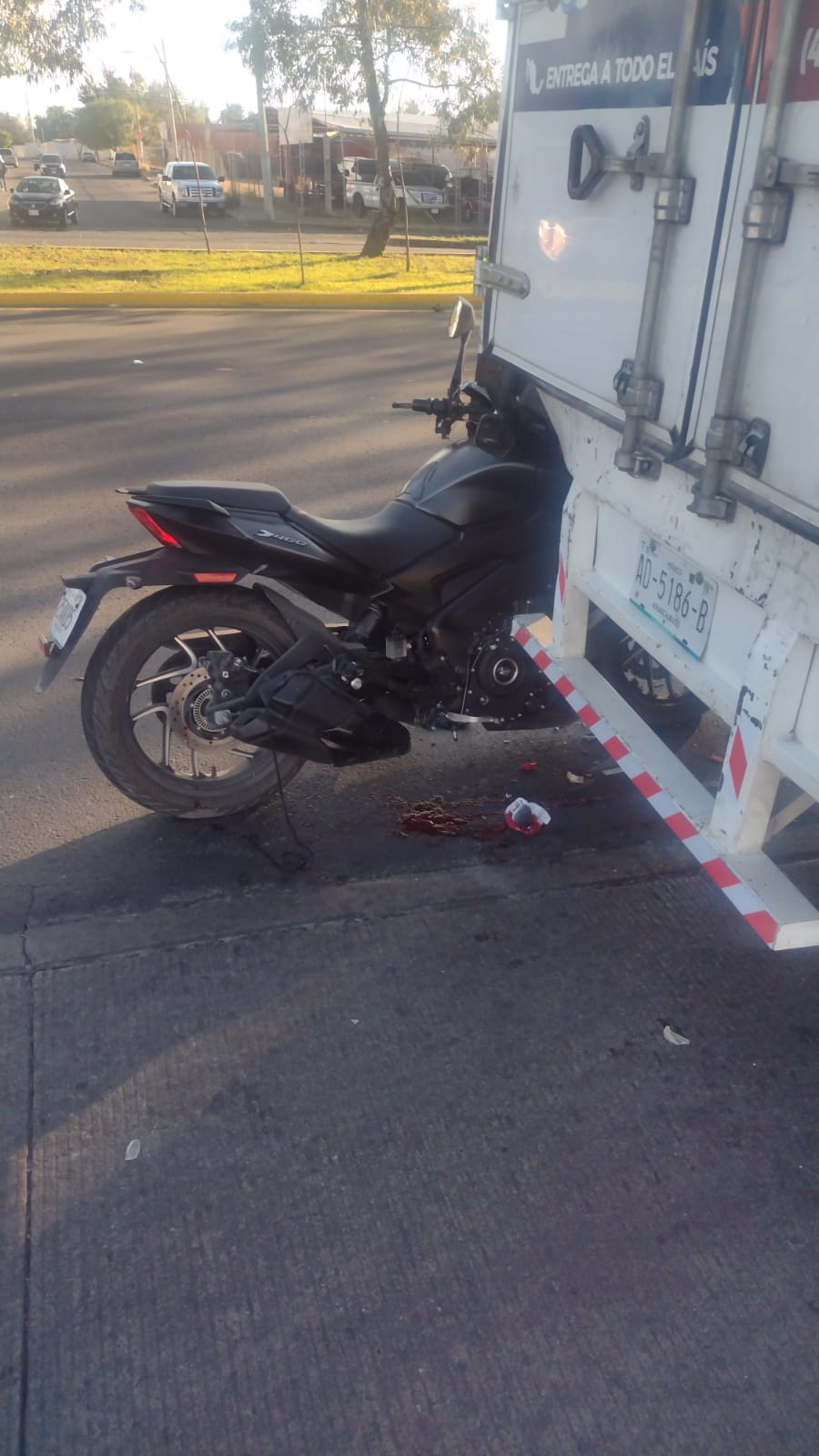 EBRIO MOTOCICLISTA SE INCRUSTA DETRAS DE UN CAMION