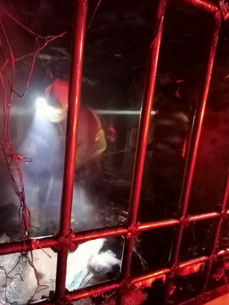 BOMBEROS RESCATAN A UN HOMBRE DE 55 AÑOS DE UNA CASA EN LLAMAS