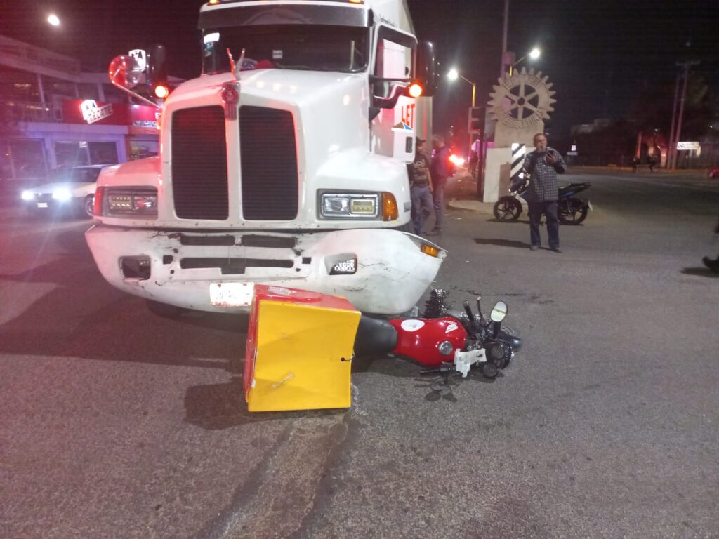 TRAILER EMBISTE A MOTOCICLISTA Y VIVIE PARA CONTARLO