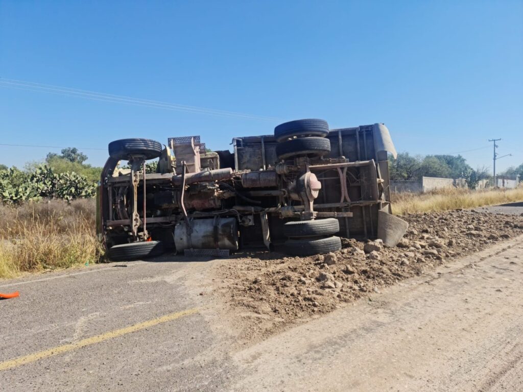 UN CAMIONETA SE ATAREVIESA AL PASO DE UN CAMION, EL CUAL TERMINO VOLCADO