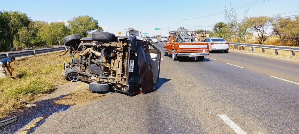 VUELCA CAMIONETA SOBRE LA 45 NORTE