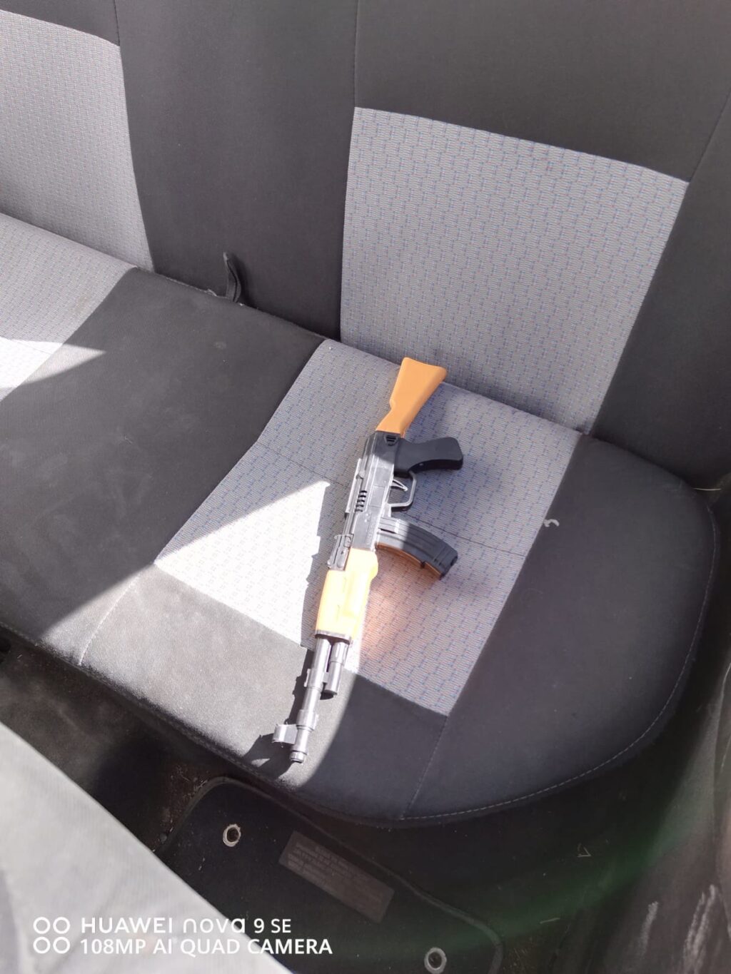 AMENAZABAN CON UN “AK-47” POR LO QUE FUERON DETENIDOS