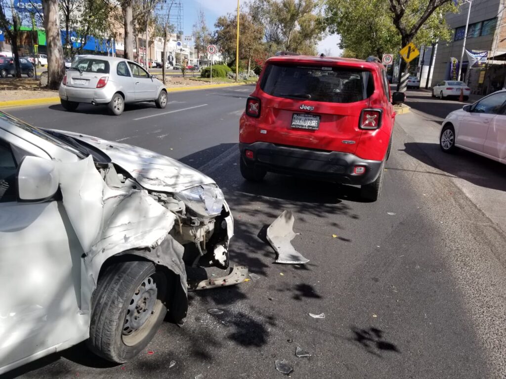 CHOQUE POR ALCANCE DEJA TRES VEHICULOS CON DAÑOS MATERIALES