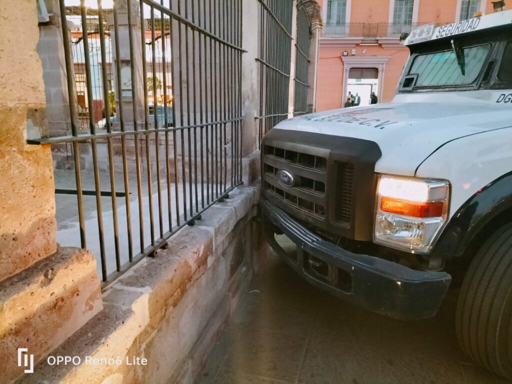 CAMION BLINDADO CASI TUMBA LA CATEDRAL DE AGUASCALIENTES