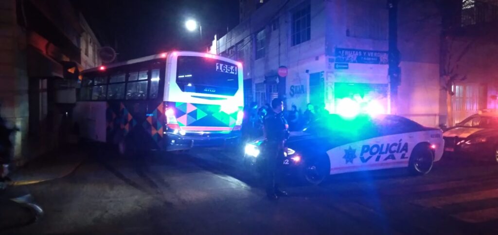 CHOQUE ENTRE UN AUTO COMPACTO Y UN CAMION DEJA 9 HERIDOS