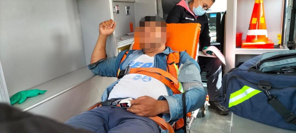 UN JOVEN RECIBE DESCARGA ELECTRICA MIENTRAS TRABAJABA