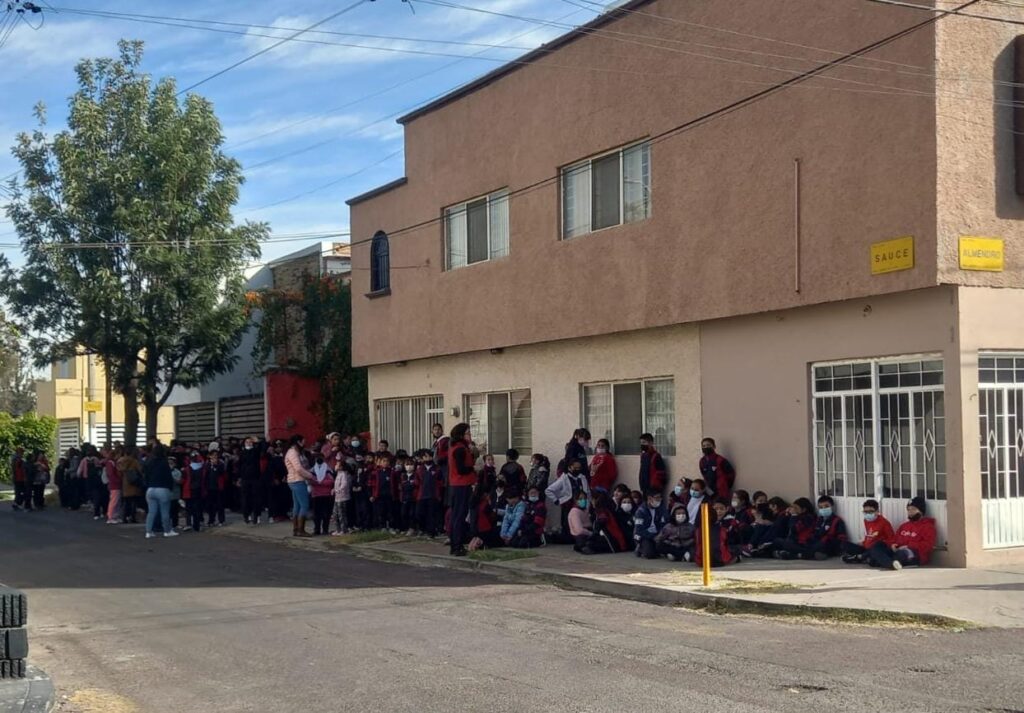 TRAS INCENDIO SE AVACUARON MAS DE 400 ALUMNOS DE UNA ESCUELA