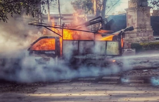 SE INCENDIA CAMIONETA EN PLENA ALAMEDA