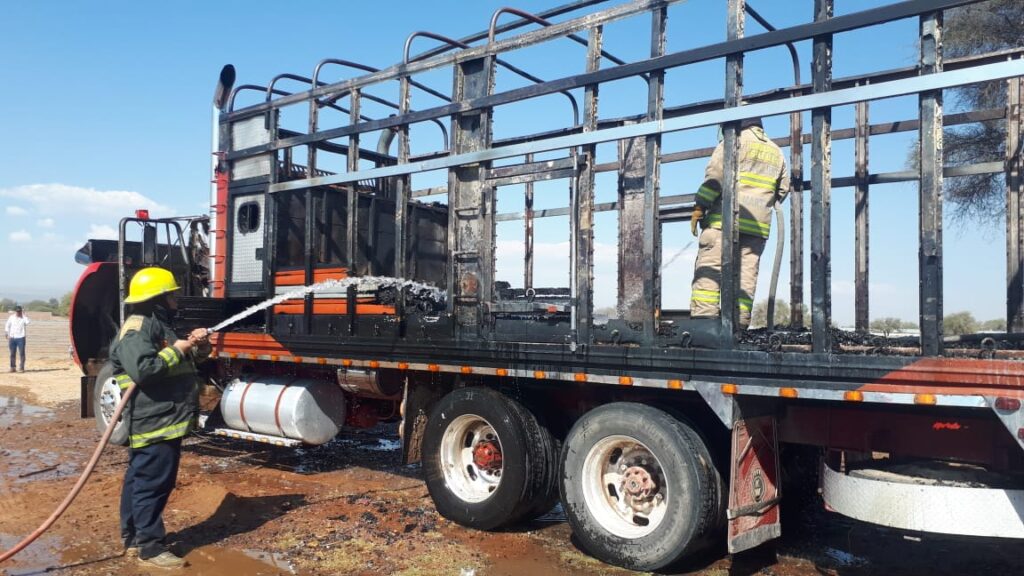 SE QUEMA UN CAMION TRAS CORTO CIRCUITO, EL CHOFER RESULTO ILESO