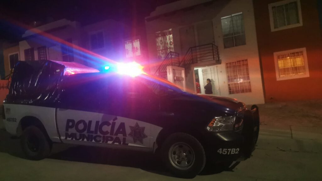 SE SUSPENDIO POR EL CUELLO Y SU MUJER LO BAJO