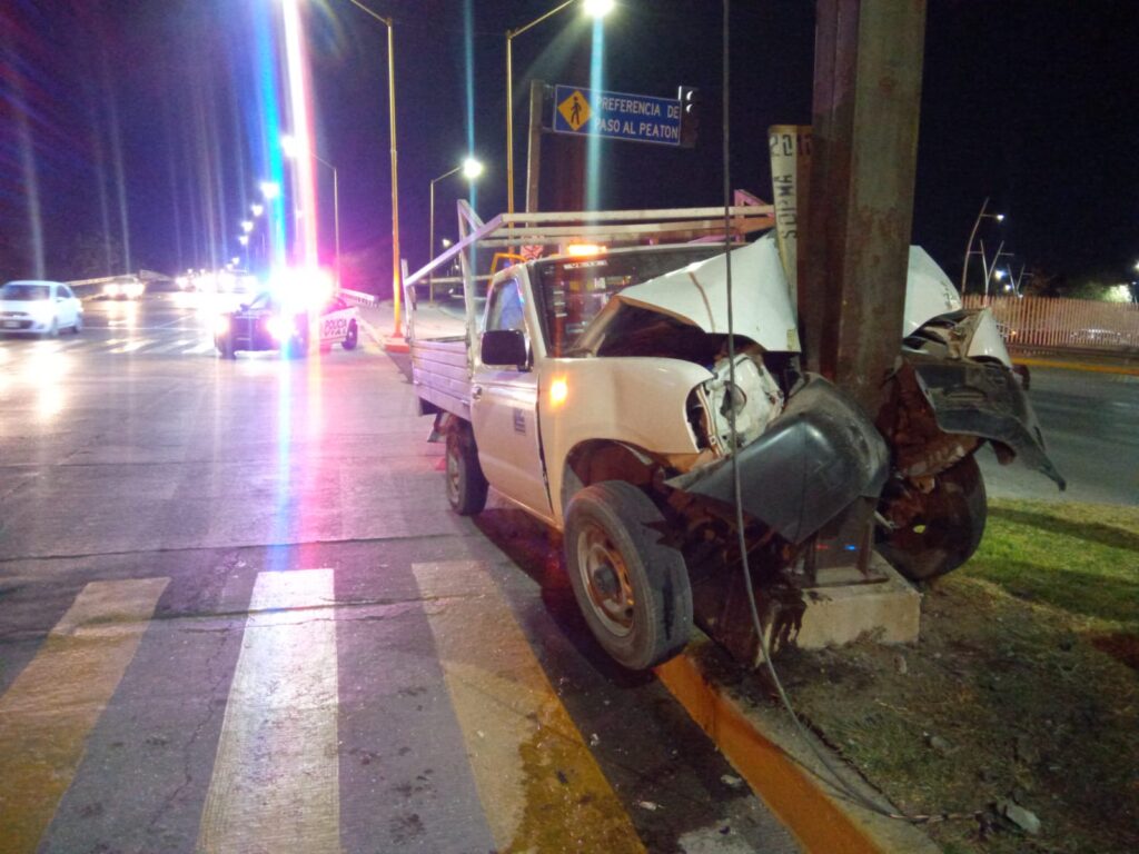 CONDUCTOR RESULTA LESIONADO TRAS IMPACTARSE CONTRA UN SEMAFORO