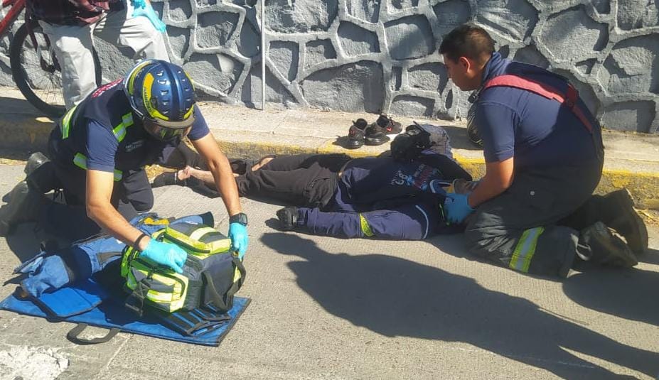SE INCENDIA SU MOTO TRAS UNA PARATOSA CAIDA QUE LE DEJO  MULTIPLES LESIONES A UN JOVEN