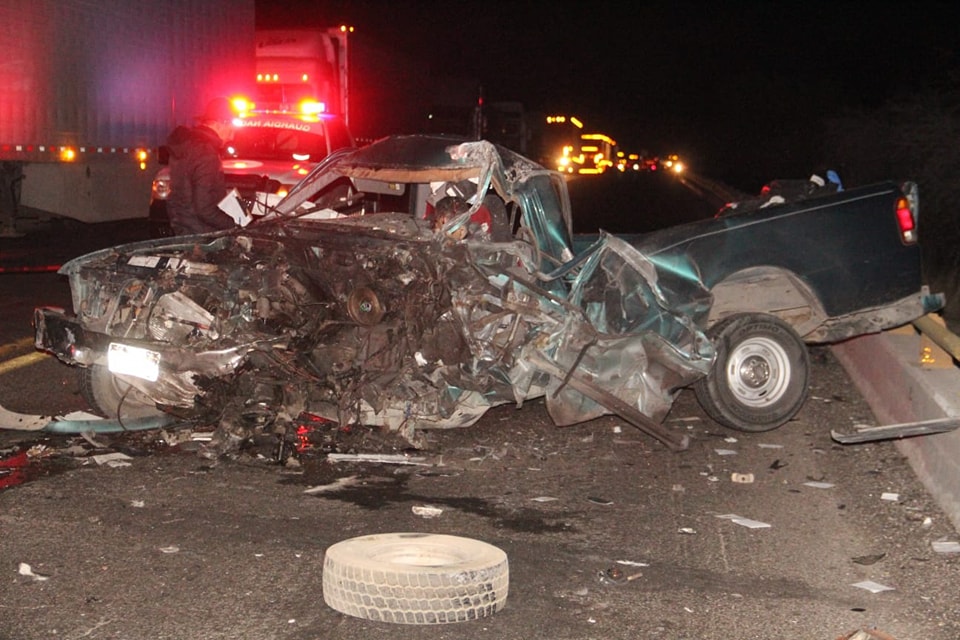 TRAILER CONTRA UNA CAMIONETA DEJA SALDO DE UNA PERSONA MUERTA Y PRENSADA