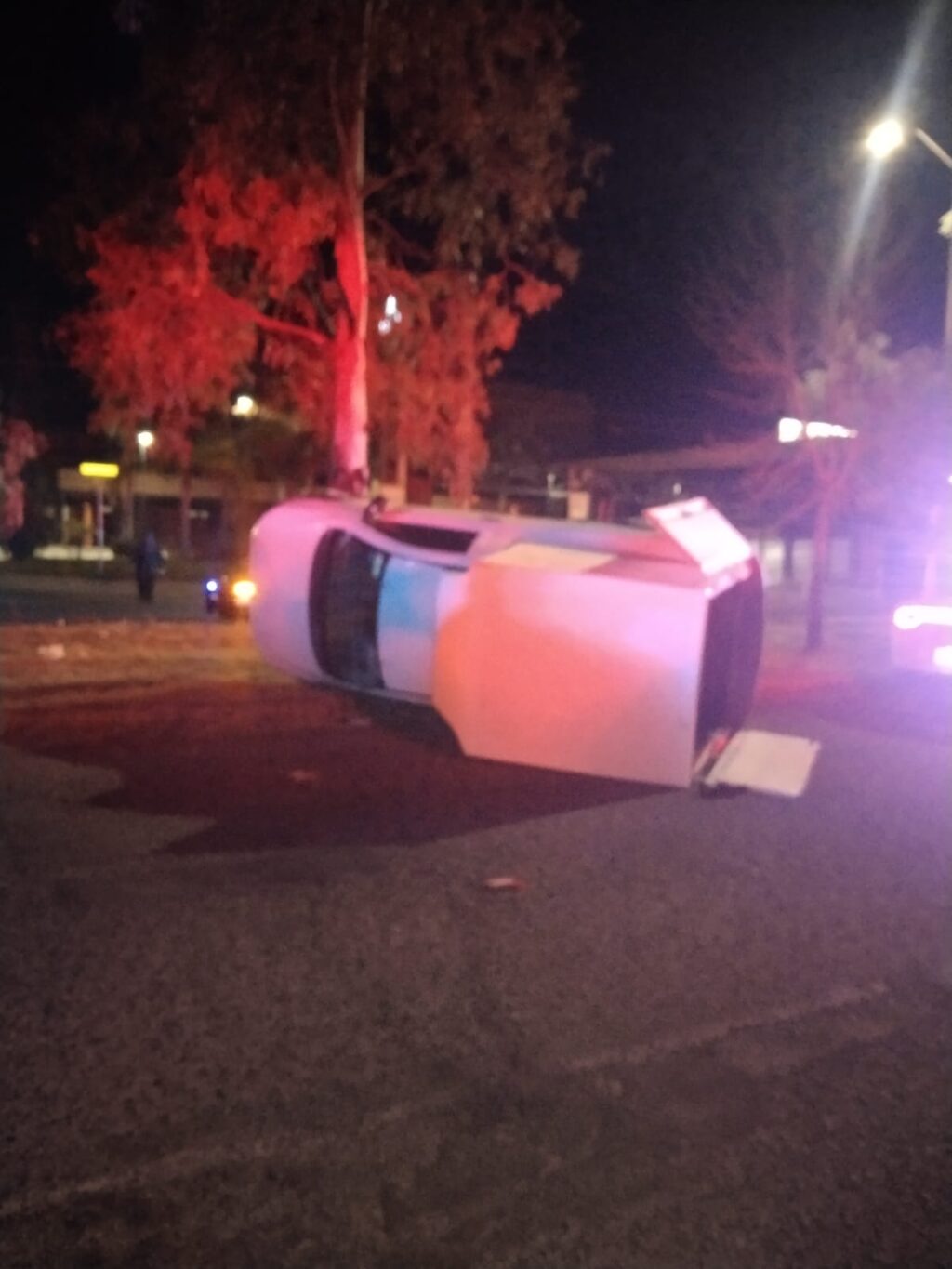 EBRIO SE VUELCA EN SU CAMIONETA Y RESULTA DETENIDO