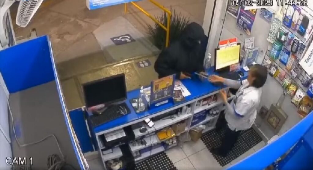 ASALTAN FARMACIA A MANO ARMADA