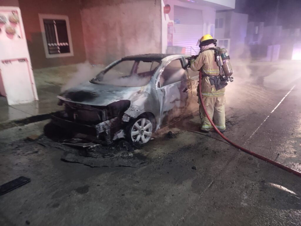 SE INCENDIAN DOS VEHICULOS