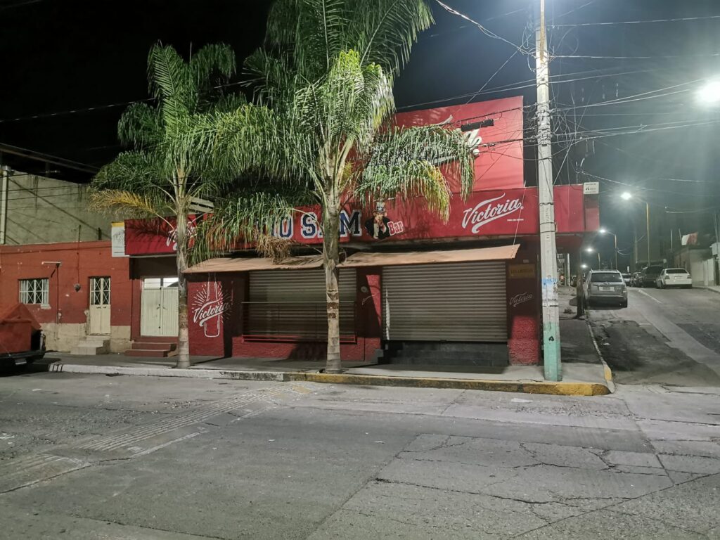LE DIERON UN ABALAZO A LAS AFUERAS DE UN BAR