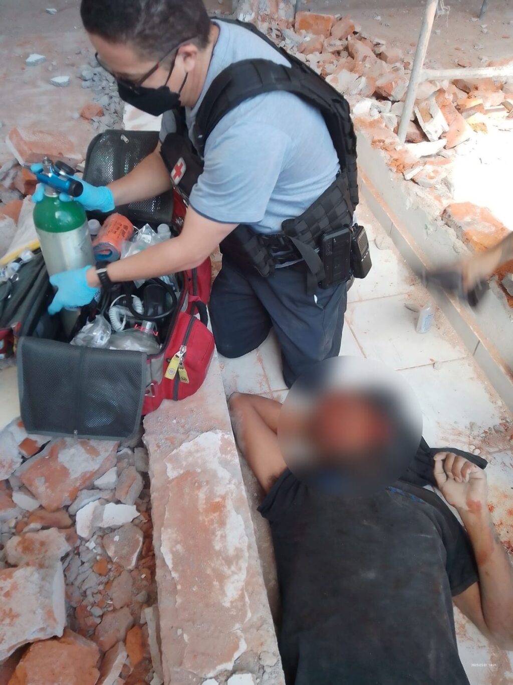 DOS ALBAÑILES CAYERON DE 5 METROS DE ALTURA, UNO RESULTO GRAVE