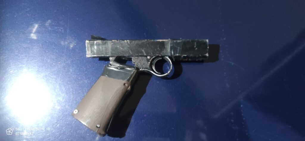 SUJETO ARAMDO AMENAZA A POLICIAS Y A SU MUJER