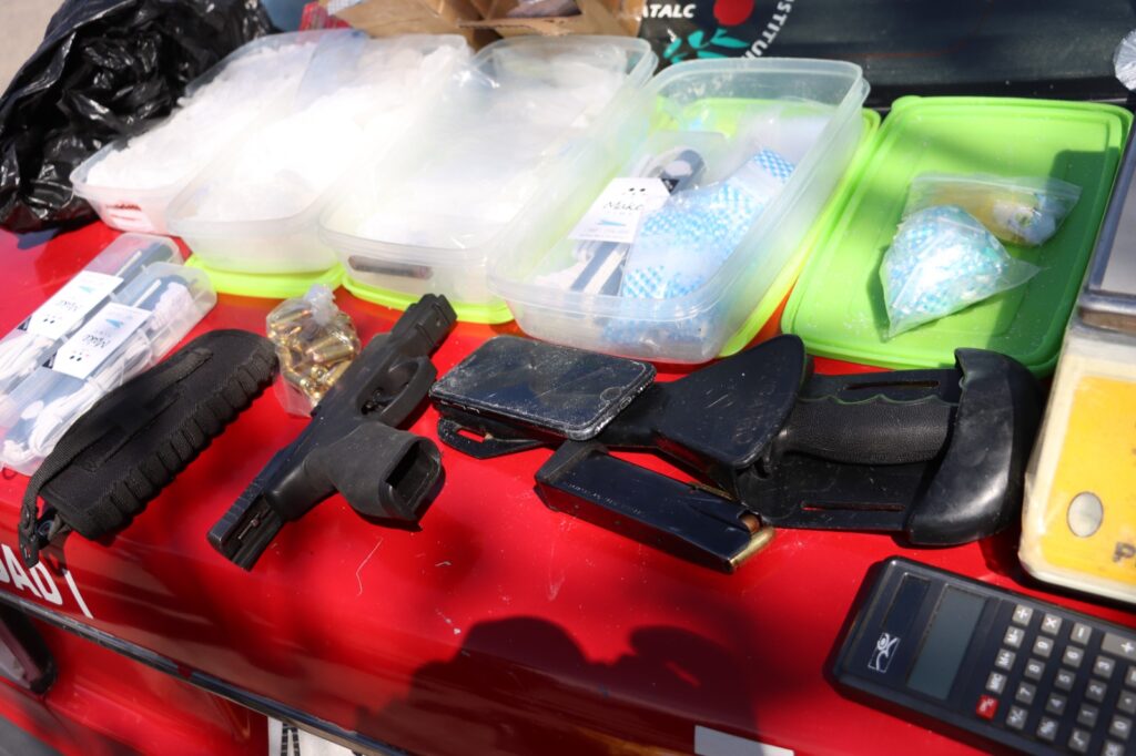 CAYO PRESUNTO SICARIO Y UNA MUJER, CON 3 KILOS DE CRYSTAL, MARIGUANA Y UN ARMA DE FUEGO