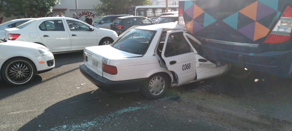 TAXI SE METE DEBAJO DE UN CAMION, HAY DOS LESIONADOS