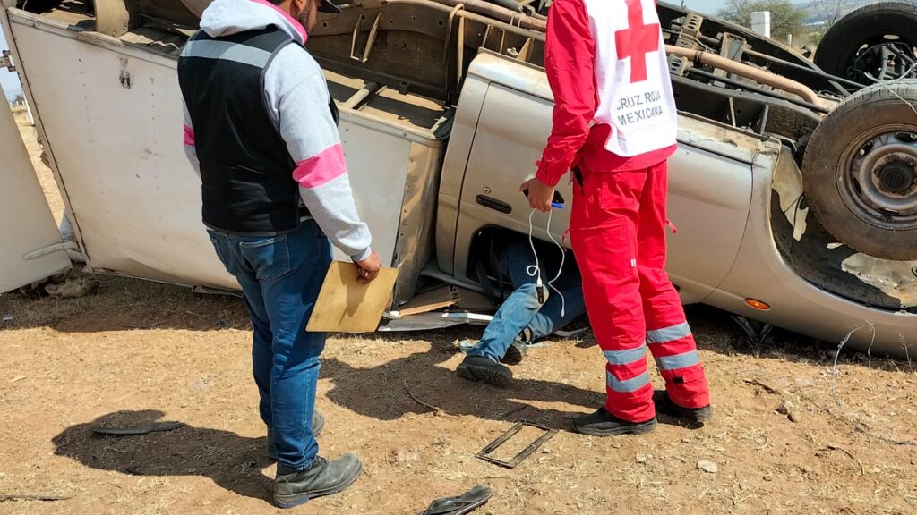 SE SALIO DE LA CARRETERA, SE VOLCO Y VIVIE PARA CONTARLO