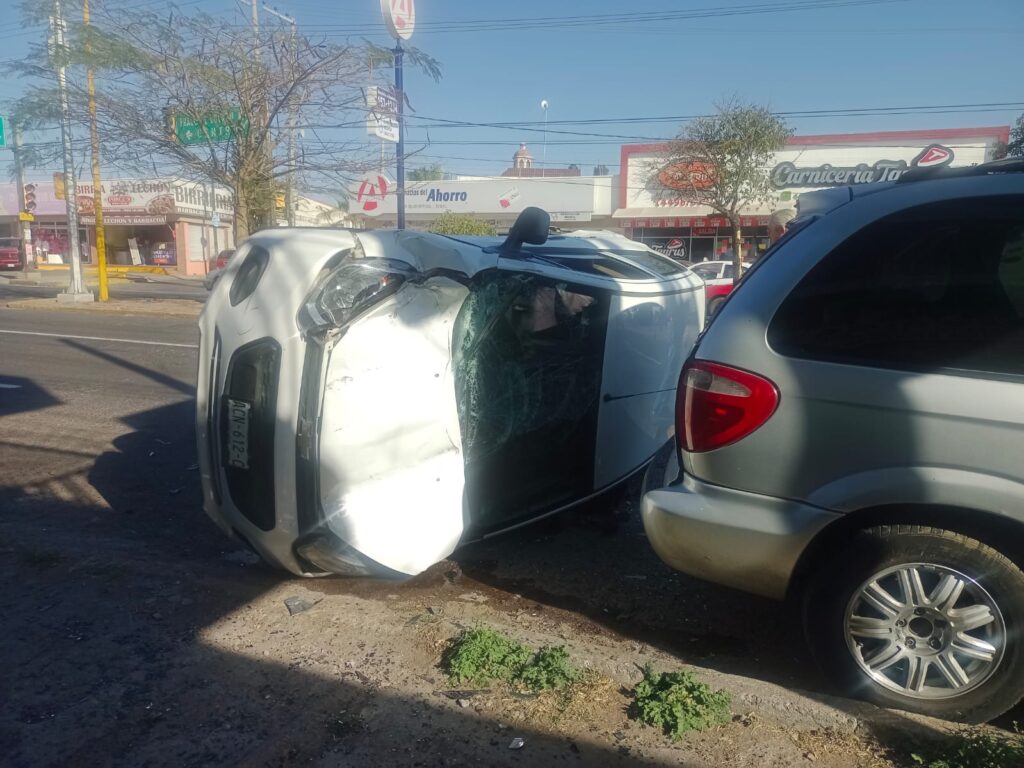 SE PASO UN ALTO Y GENERO UNA CARAMBOLA EN LA CUAL QUEDO VOLCADO