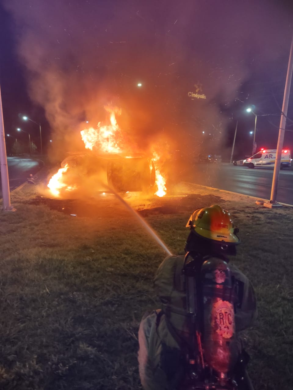 SE VUELCA EBRIO SUJETO Y SE INCENDIA SU VEHICULO