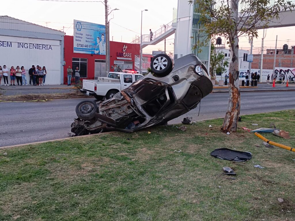 TRAS APARATOSA VOLCADURA MUERE UN JOVEN Y DOS MAS RESULTA HERIDOS
