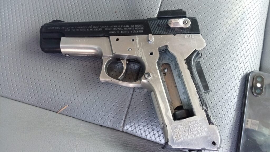 PAREJA ASALTABA CON UN ARMA DE POSTAS Y FUE DETENIDA