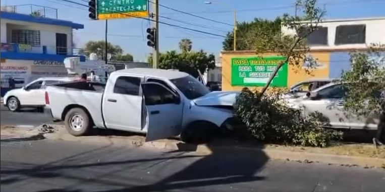 POR PASARSE EL ALTO SE GENERO TREMENDA CARMABOLA, LA CUAL DEJO 5 LESIONADOS