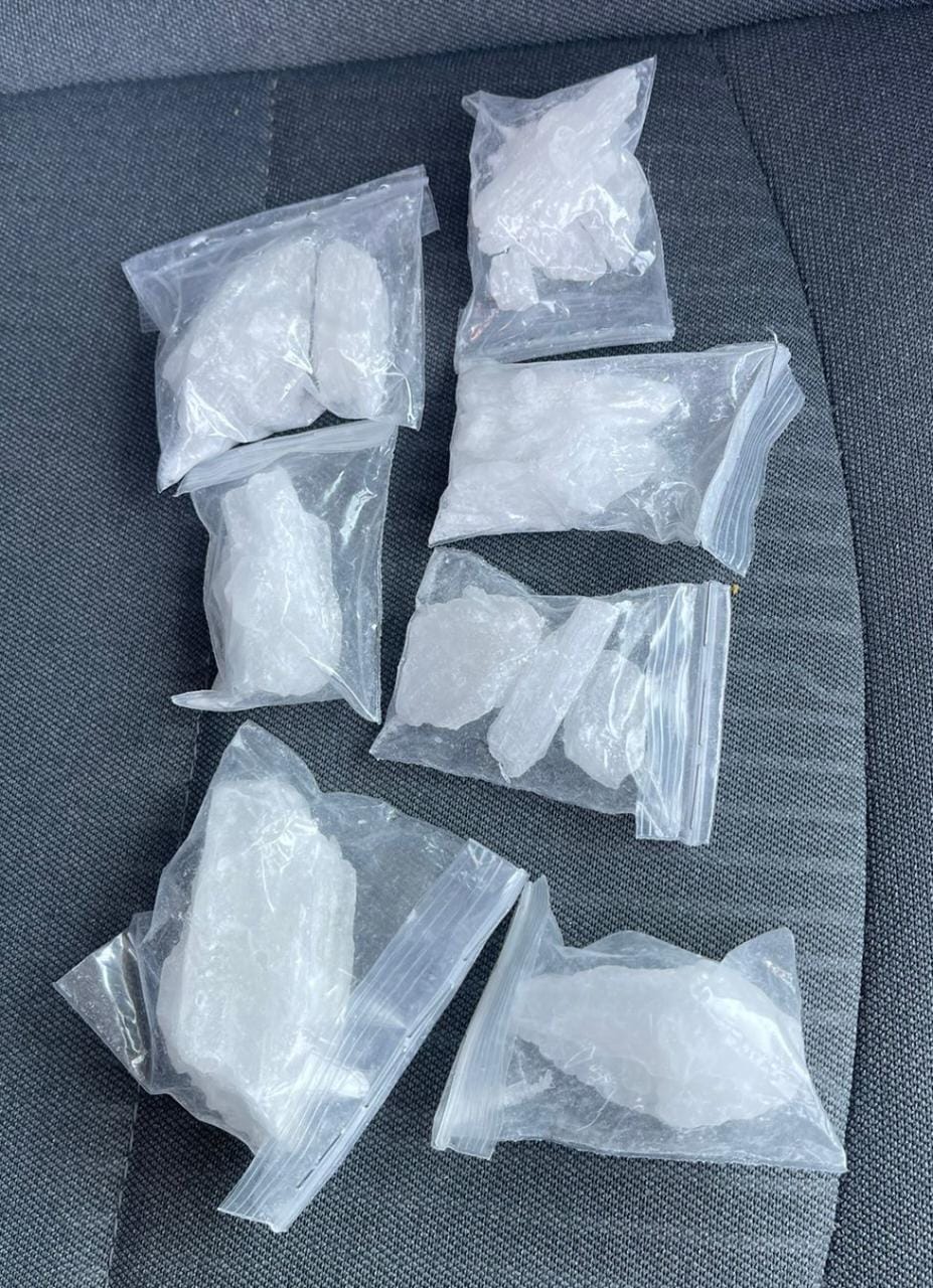 CAYO PAREJA DE NARCOS EN EL PERALTA, TRAIAN 120 GRAMOS DE CRISTAL