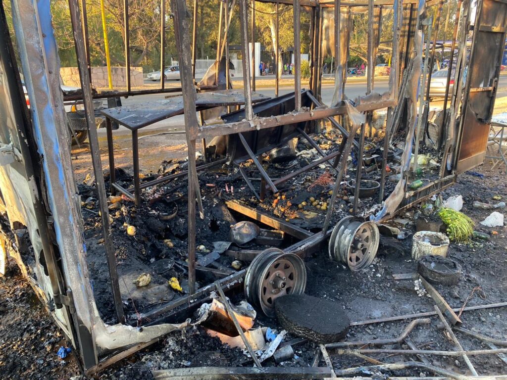DOS PERSONAS CON QUEMADURAS Y UN REMOLQUE INCENDIADO FUE EL SALDO QUE DEJO UN FUERTE FLAMAZO