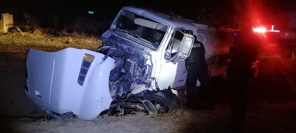 CASI SE MATA EL CONDUCTOR DE UNA PIPA TRAS SALIRSE DE LA CARRETERA