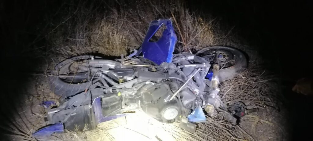 VACA SE ATRAVIESA AL PASO DE UNA MOTO, CUYO CONDUCTOR RESULTA GRAVE TRAS EL IMPACTO