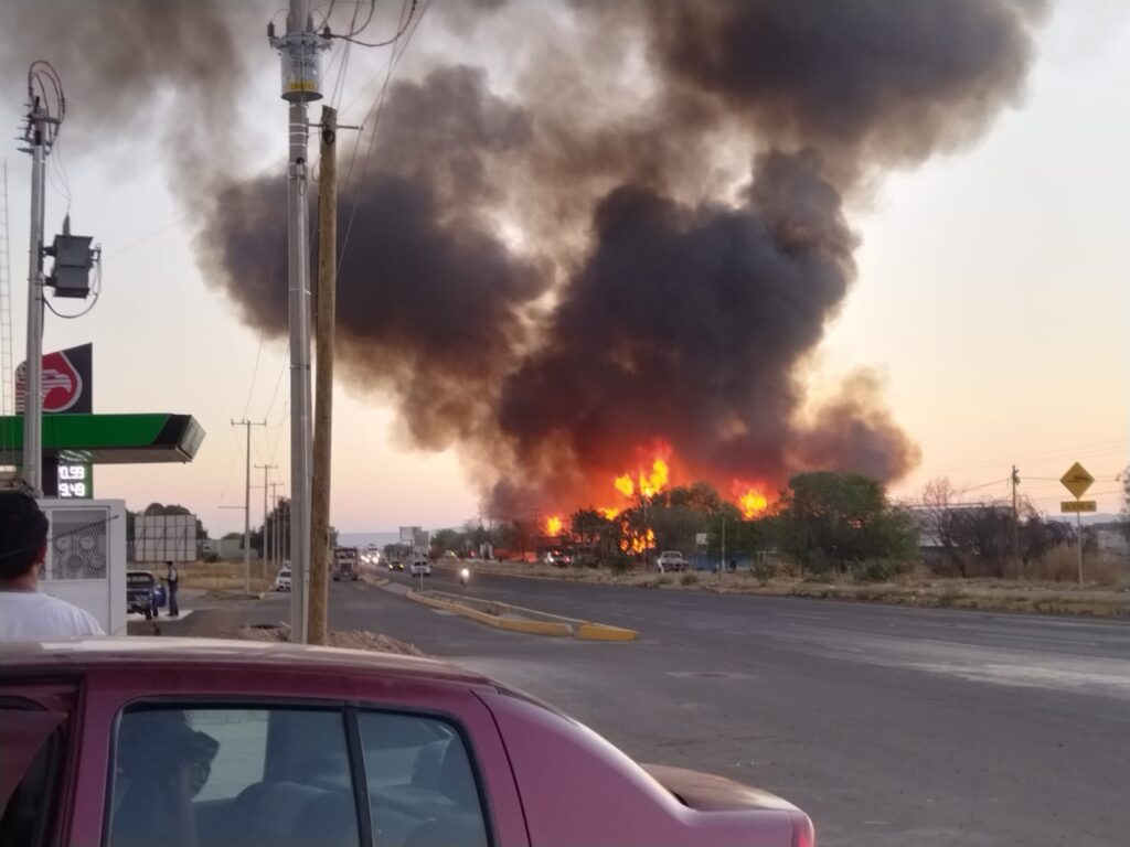 VORAZ INCENDIO CONSUME UNA EMPRESA DE TARIMAS