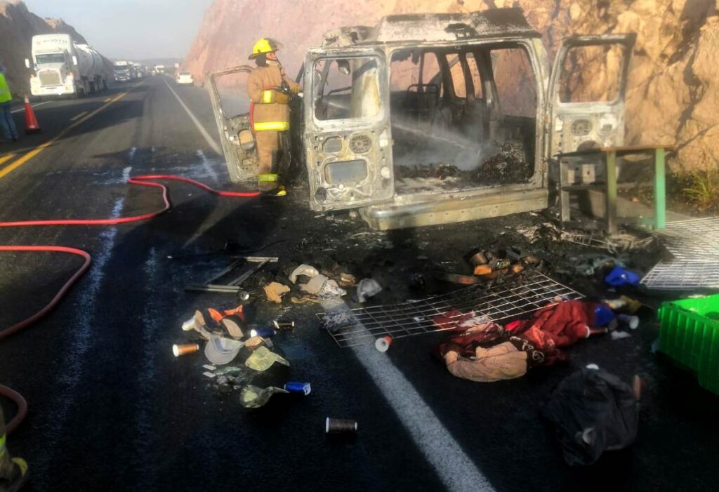 SE INCENDIA CAMIONETA Y LOS BOMBEROS LOGRAN SALVAR DE SU INTERIOR MAQUINARIA DE TRBAJO