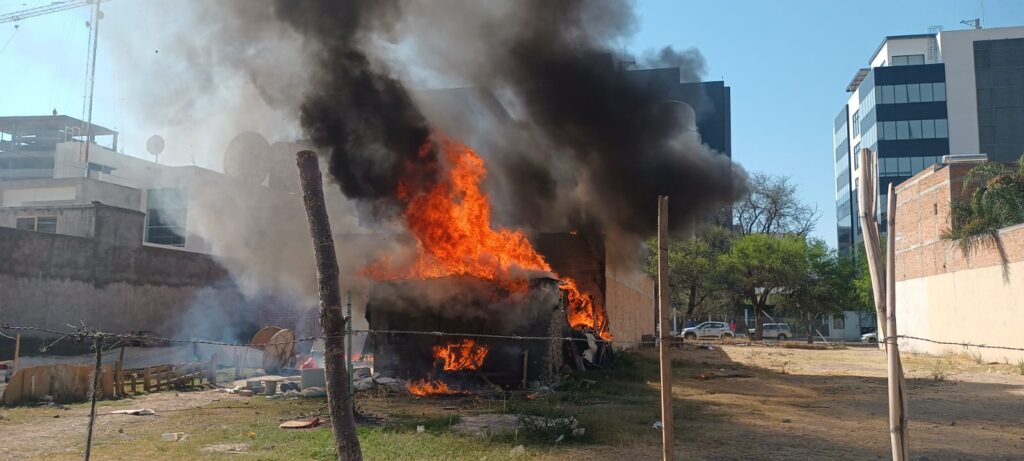 SE INCENDIA UN JACAL UBICADO EN ZONA LUJOSA, EL MORADOR RESULTA LESIONADO